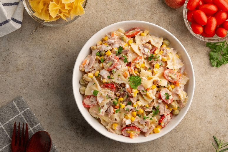 Salada de macarr&atilde;o com atum e legumes 