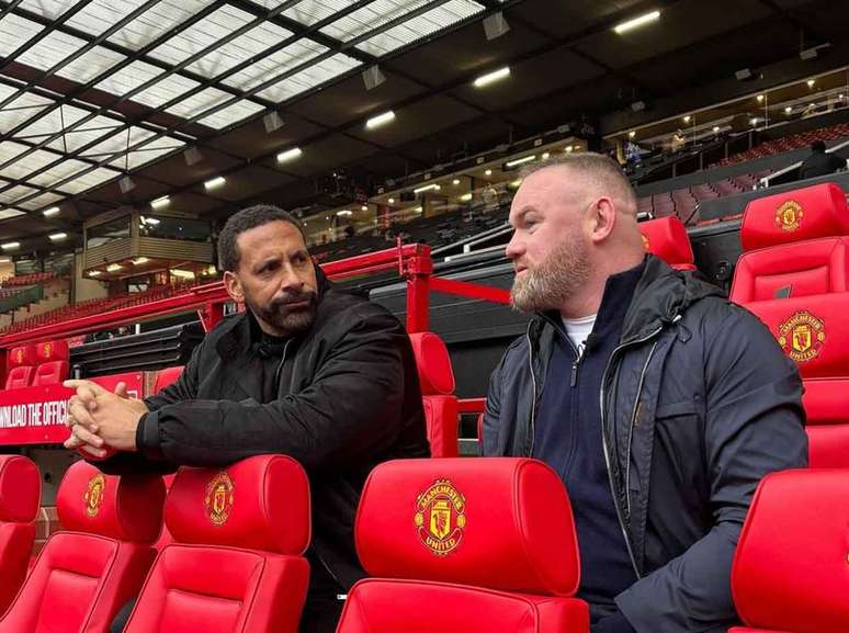 Rooney ao lado de Ferdinand em Old Trafford, a casa do Manchester United &ndash;