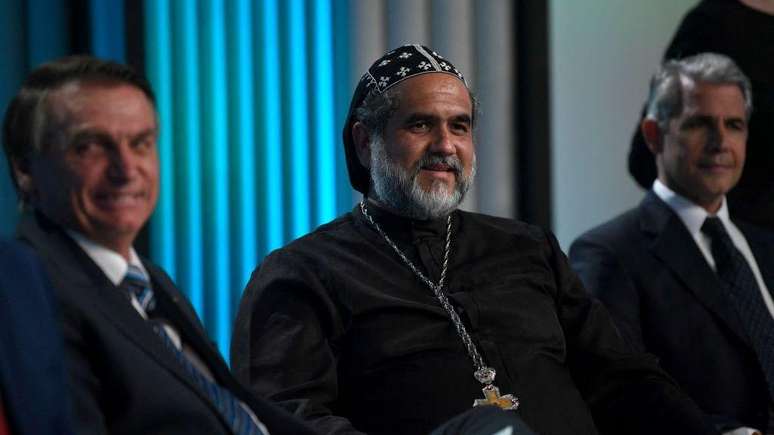 Padre Kelmon, ao centro, em debate &agrave;s v&eacute;speras do primeiro turno das elei&ccedil;&otilde;es em 2022