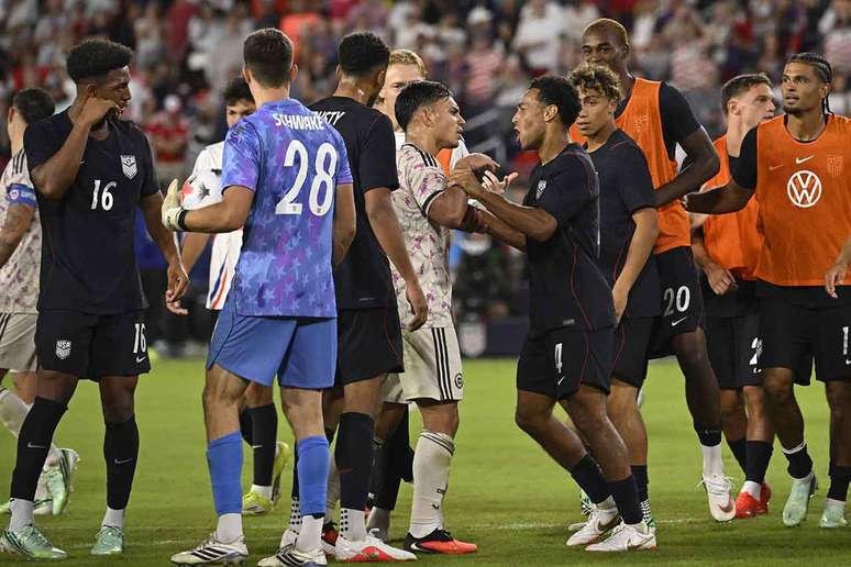 Confus&atilde;o entre os jogadores marcou o fim do amistoso entre Estados Unidos e Chile-