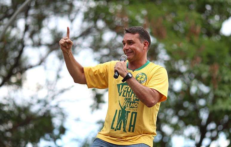 Fl&aacute;vio Bolsonaro disse que as m&aacute;quinas brasileiras t&ecirc;m a mesma origem das urnas da Smartmatic e que um relat&oacute;rio da CIA teria mostrado que a empresa estaria envolvida em um plano de fraude do governo venezuelano nas elei&ccedil;&otilde;es de 2012.