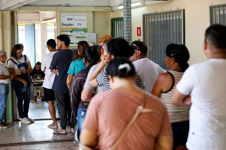 Fila em frente a uma sess&atilde;o eleitoral