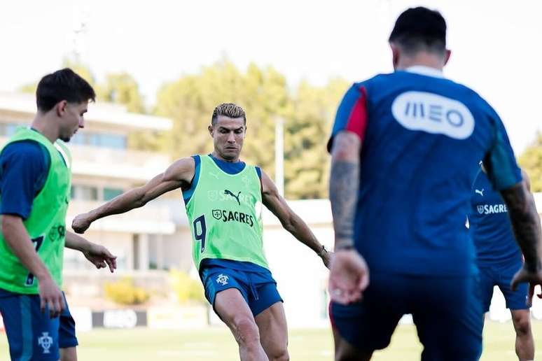 Cristiano Ronaldo no treino da sele&ccedil;&atilde;o de Portugal antes do duelo com a Dinamarca &ndash;