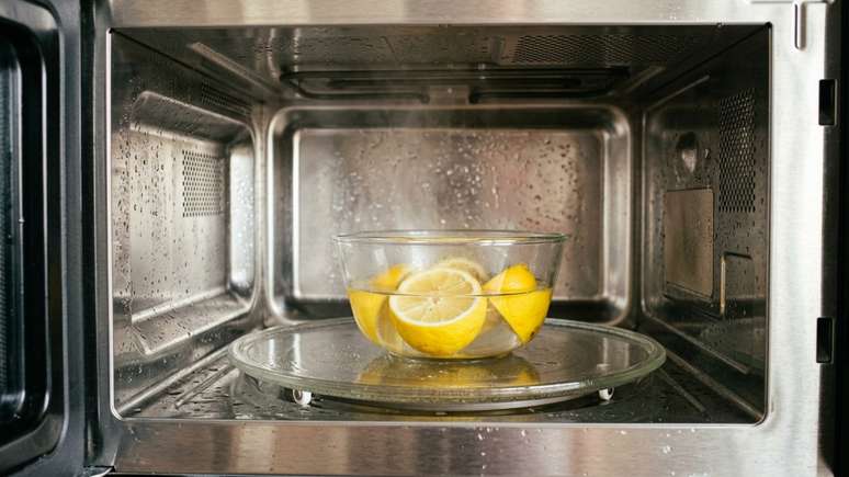 Passar um pano &uacute;mido ap&oacute;s a vaporiza&ccedil;&atilde;o devolve o brilho original do eletrodom&eacute;stico com total facilidade.