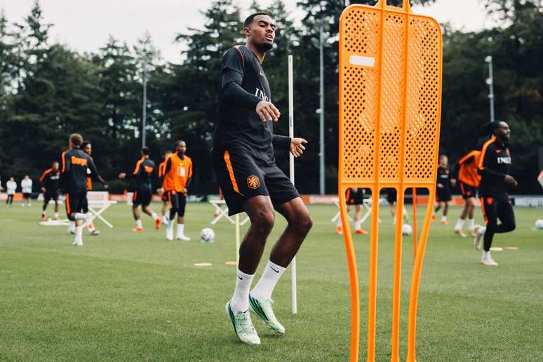 Atividade de prepara&ccedil;&atilde;o da Holanda antes de enfrentar os gregos &ndash;