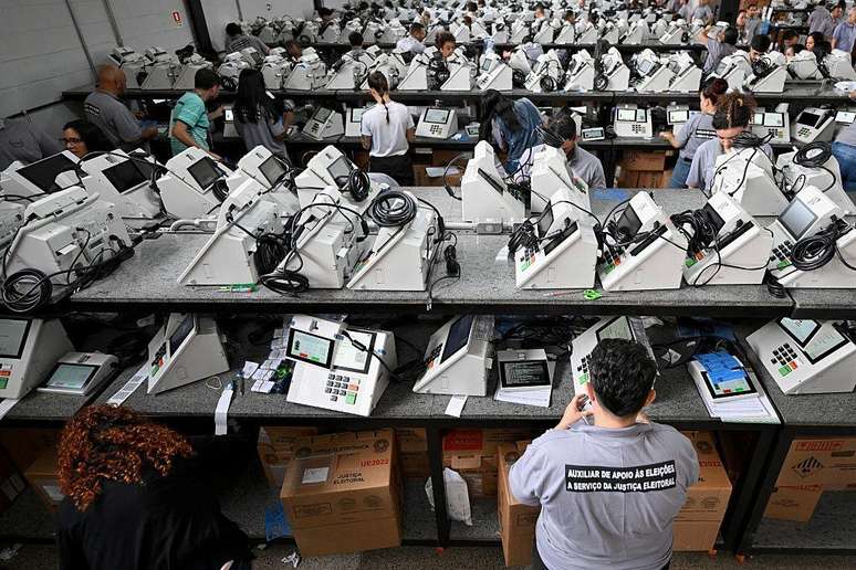 Funcion&aacute;rios eleitorais preparam urnas eletr&ocirc;nicas para a pr&oacute;xima elei&ccedil;&atilde;o