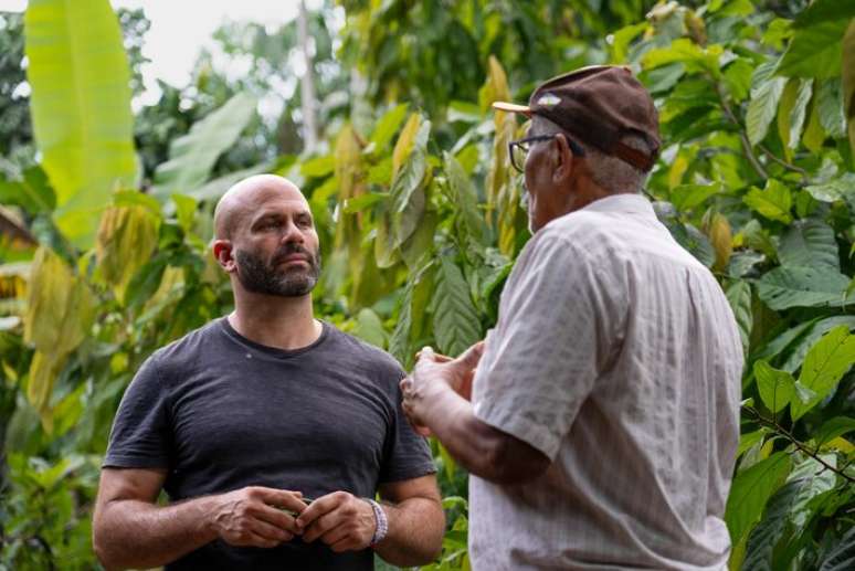 Sam Kass, chef e consultor, conversa com Elias 'Virgulino' Almeida sobre agrofloresta e fazendas sustent&aacute;veis no Brasil em cena de 'How to Live on Earth'