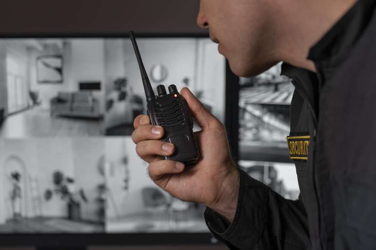 Vigilante verificando imagens de circuito de monitoramento