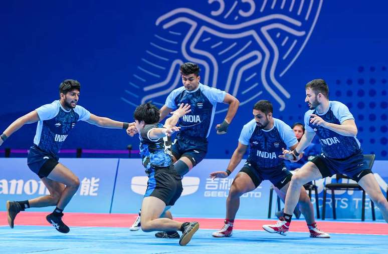 No Kabaddi, o atacante tem de colorar o p&eacute; na linha ou acertar um rival e sair correndo sem ser agarrado.