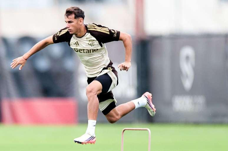 Joaqu&iacute;n Freitas no treino desta quinta-feira (1&ordm;/10) no Ninho do Urubu &ndash;