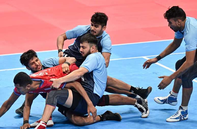 Esse agarra-agarra a&iacute;, &eacute; o Kabaddi, esporte coletivo sem bola que para a &Iacute;ndia seja em jogos na quadra ou na grama.