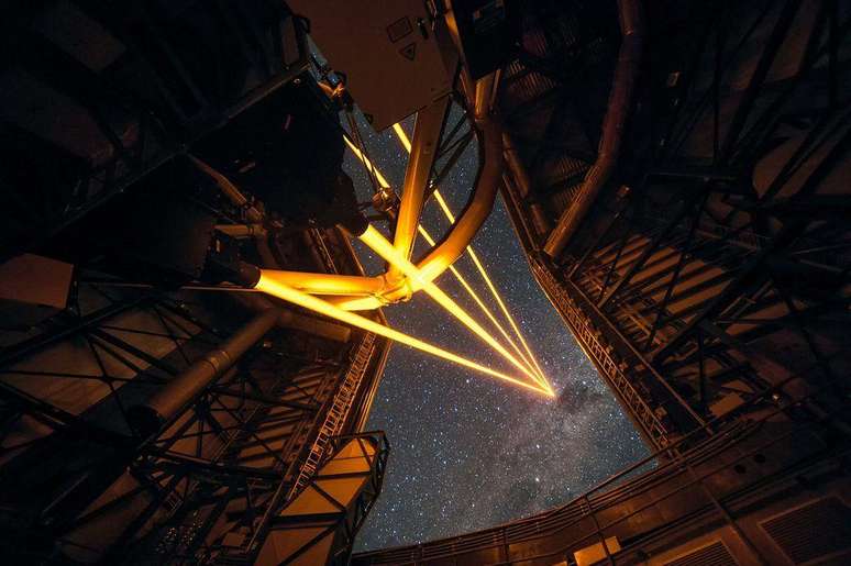 Disparar os lasers traz efeito instant&acirc;neo sobre as partes ricas em s&oacute;dio da atmosfera, refletindo a luz de volta para os espelhos do telesc&oacute;pio