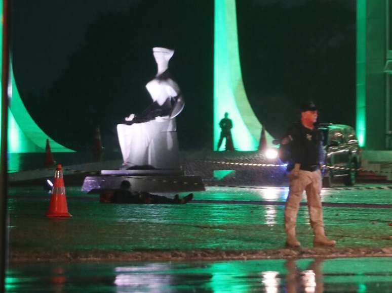 Em novembro de 2024, o empres&aacute;rio Francisco Wanderley Luiz, de 59 anos, conhecido como 'Ti&uuml; Fran&ccedil;a', morreu em um atentado ao detonar fogos de artif&iacute;cio acoplados ao corpo em frente ao STF.