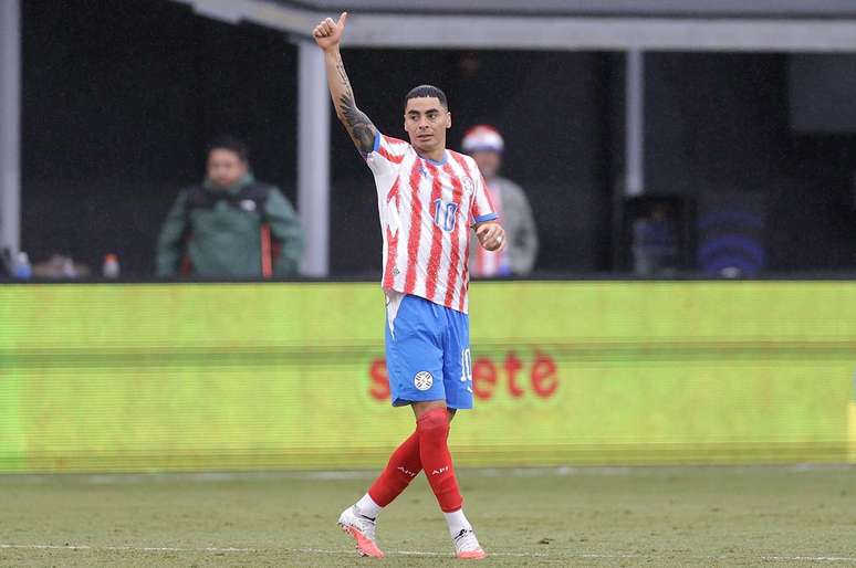 Almir&oacute;n marcou os dois gols da vit&oacute;ria do Paraguai sobre a Bol&iacute;via &ndash;