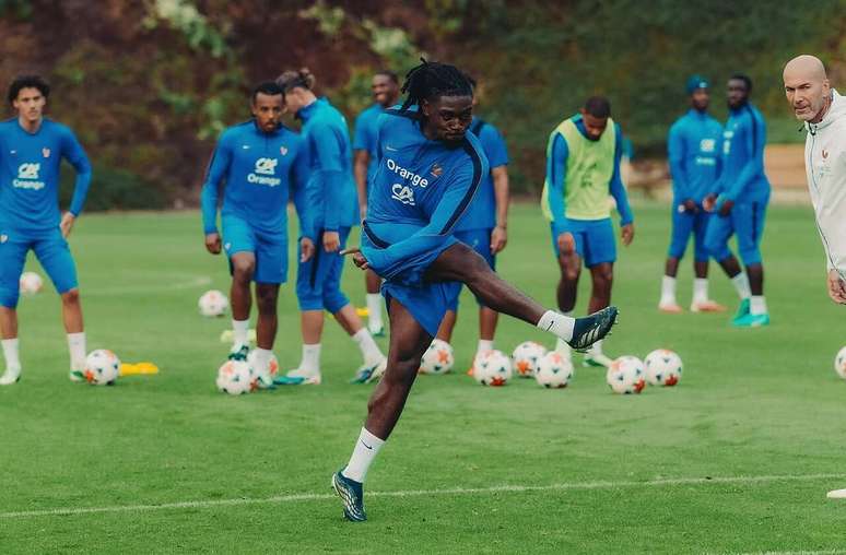 Jogadores da Fran&ccedil;a durante treinamento da equipe &ndash;