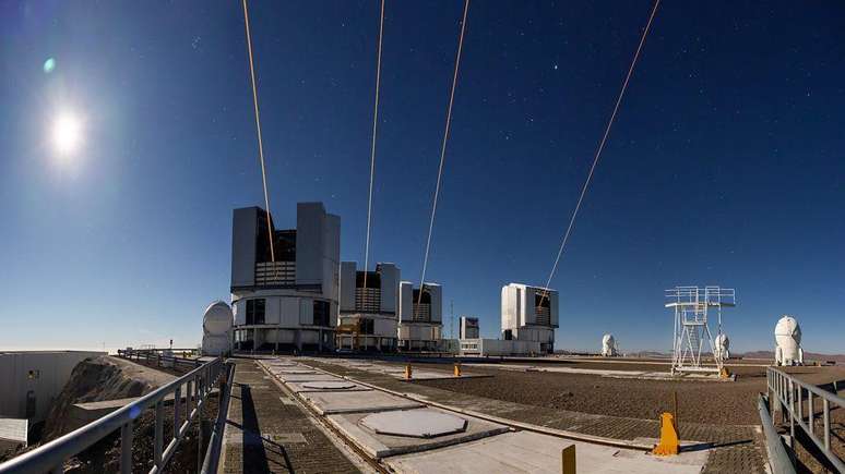 Os quatro telesc&oacute;pios principais que comp&otilde;em o VLT podem disparar lasers
