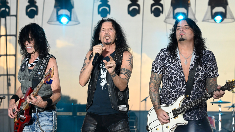 Rudy Sarzo, Jizzy Pearl, e Alex Grossi em show da banda Quiet Riot em 2023