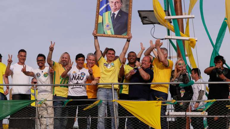 Fl&aacute;vio Bolsonaro costuma evocar o legado do pai, Jair, e promete simplificar regulamenta&ccedil;&otilde;es ambientais. (29/08/2026)