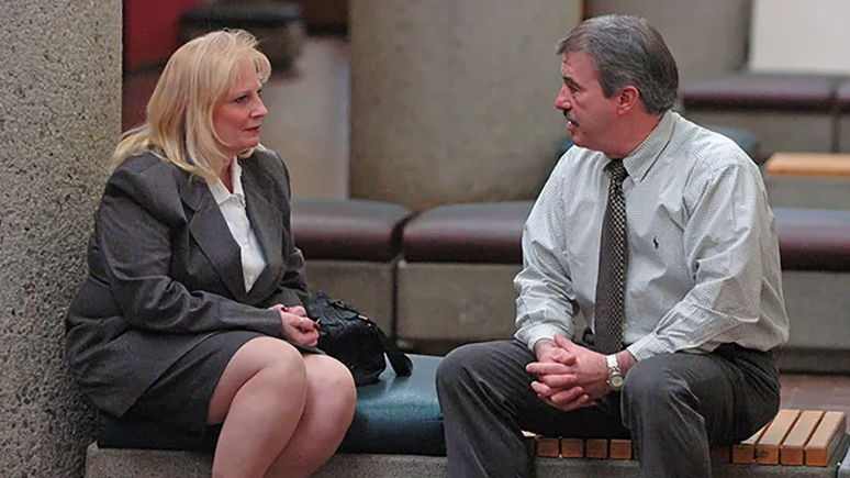 May Martinez, m&atilde;e de Colleen Slemmer, do lado de fora de uma audi&ecirc;ncia judicial em 2006
