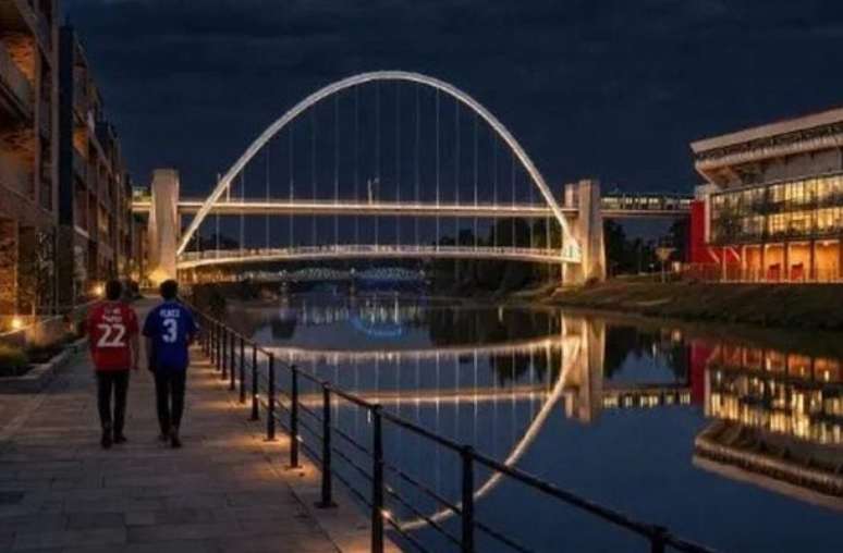 Divulga&ccedil;&atilde;o - Legenda: Projeto de amplia&ccedil;&atilde;o do est&aacute;dio do Nottingham Forest prev&ecirc; constru&ccedil;&atilde;o de ponte moderna