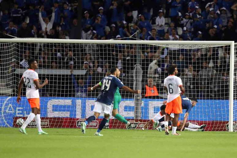 Holanda sofreu dois gols antes do intervalo, mas buscou o 2 a 2 com Van Dijk e Reijnders &ndash;