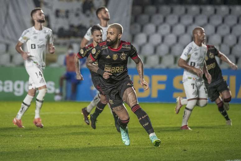 Com tr&ecirc;s de Gabigol, Flamengo goleou o Santos em plena Vila Belmiro em 2021 &ndash;
