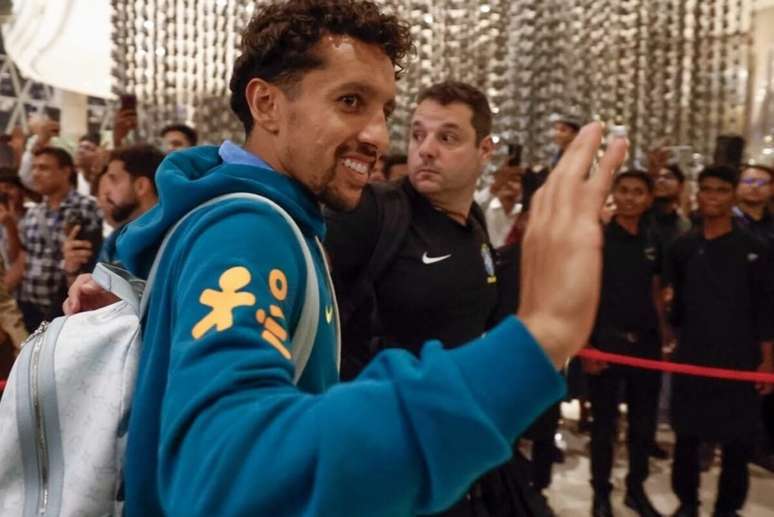 Marquinhos atende a f&atilde;s na chegada do Brasil a Calcut&aacute; &ndash;