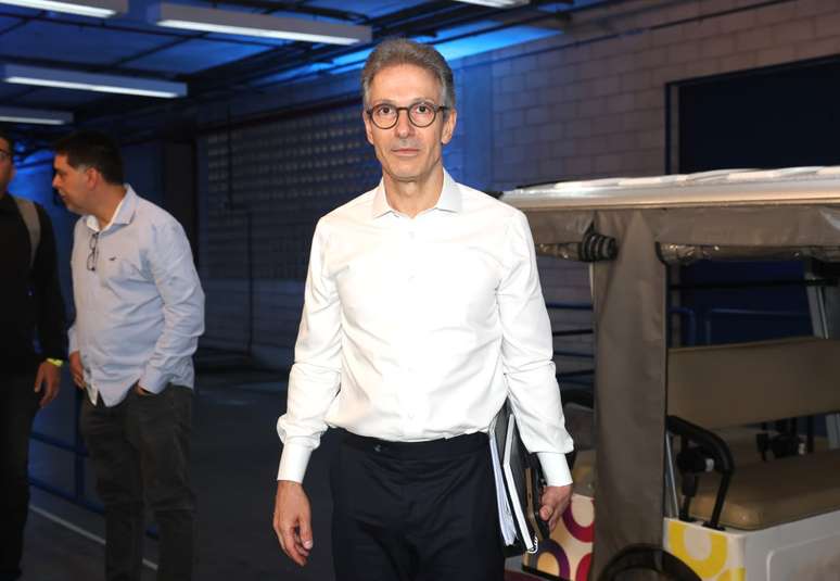 Romeu Zema chega para debate na Globo