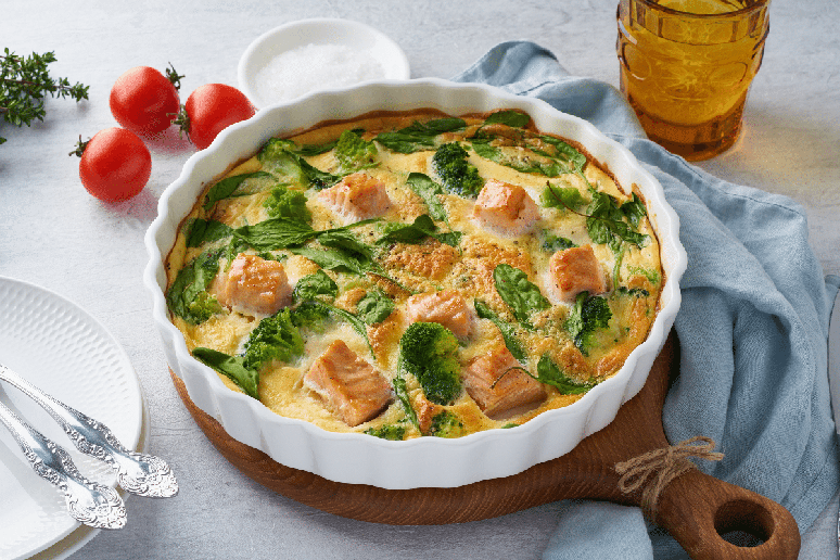 Omelete de forno com salm&atilde;o, br&oacute;colis e espinafre 