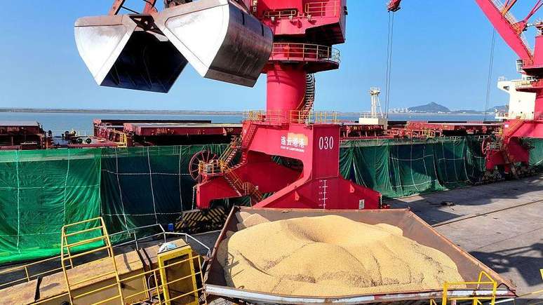 "Quer o Brasil vire para a esquerda ou para a direita, seus navios cargueiros continuar&atilde;o a seguir para o leste", afirma reportagem do portal NetEase