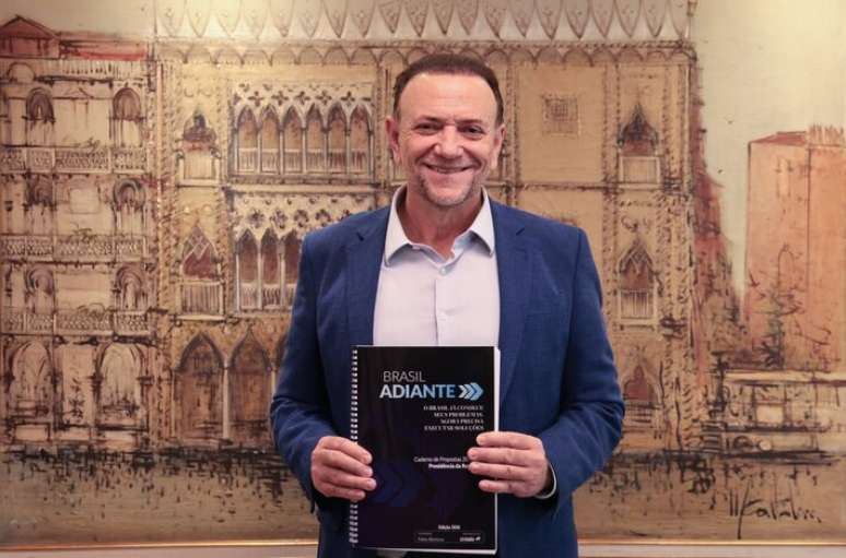 Edinho Silva, presidente nacional do Partido dos Trabalhadores (PT), recebeu o caderno com as propostas do Brasil Adiante.