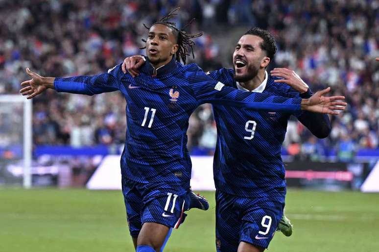 Olis&eacute; (esq.) comemora seu gola&ccedil;o diante da It&aacute;lia &ndash; Divulga&ccedil;&atilde;o/Equipe de France