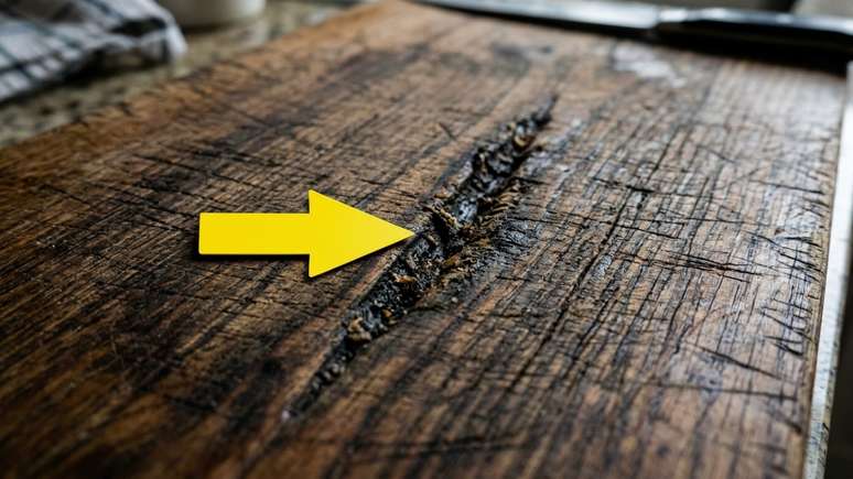 O uso de t&aacute;buas gastas na cozinha compromete a seguran&ccedil;a alimentar e favorece a contamina&ccedil;&atilde;o cruzada.