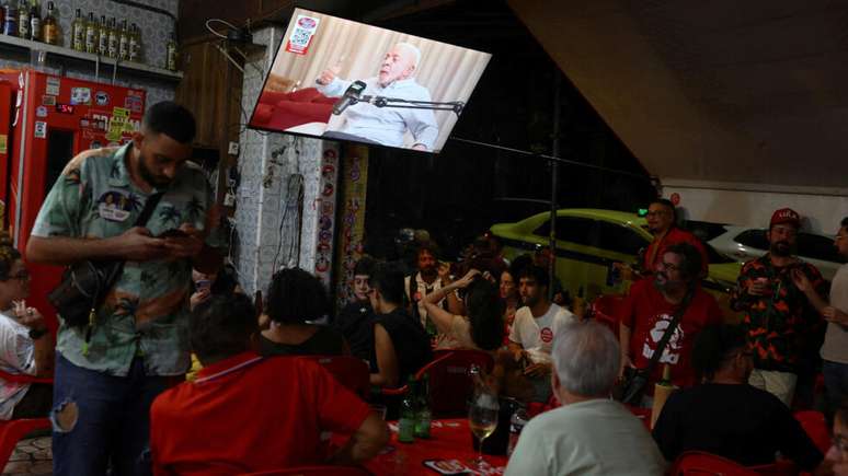 Pessoas se re&uacute;nem em um bar do Rio de Janeiro para assistir ao presidente Lula, candidato do PT &agrave; reelei&ccedil;&atilde;o, no podcast Flow, em 1&ordm; de outubro de 2026.