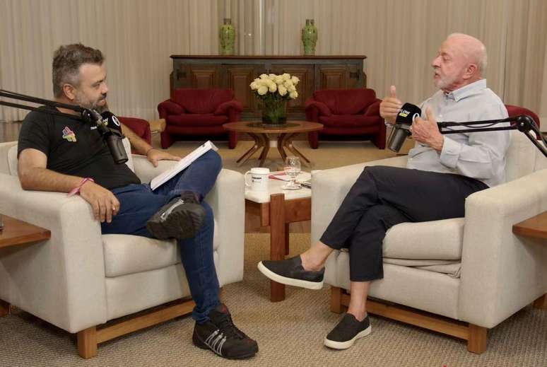 No hor&aacute;rio marcado para o debate da Globo, Lula participou do podcast Flow