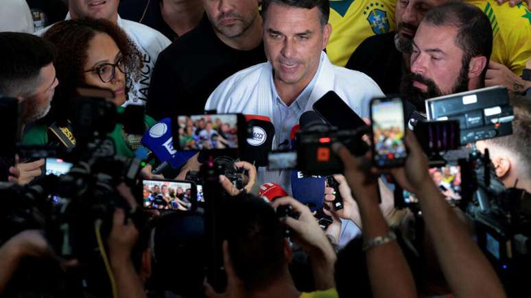 O candidato Fl&aacute;vio Bolsonaro, do PL, fala com rep&oacute;rteres durante um evento na Alliance Jiu-Jitsu, em S&atilde;o Paulo, em 29 de setembro de 2026.