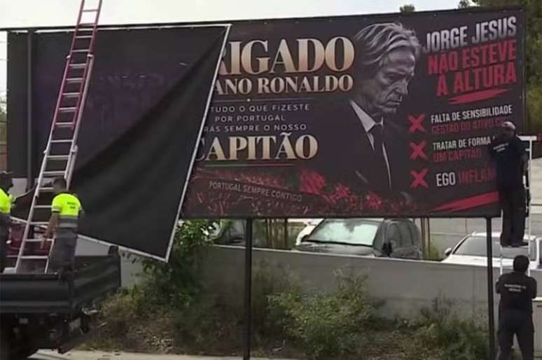 Imagens do outdoor em apoio a Cristiano Ronaldo &mdash;