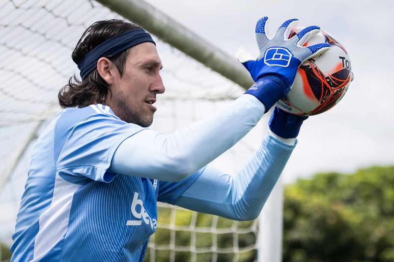 C&aacute;ssio durante treinamento com a camisa do Cruzeiro &ndash;