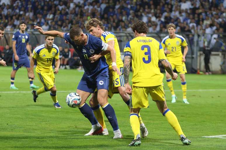 Dzeko teve um gol anulado no &uacute;ltimo jogo pela B&oacute;snia &ndash;