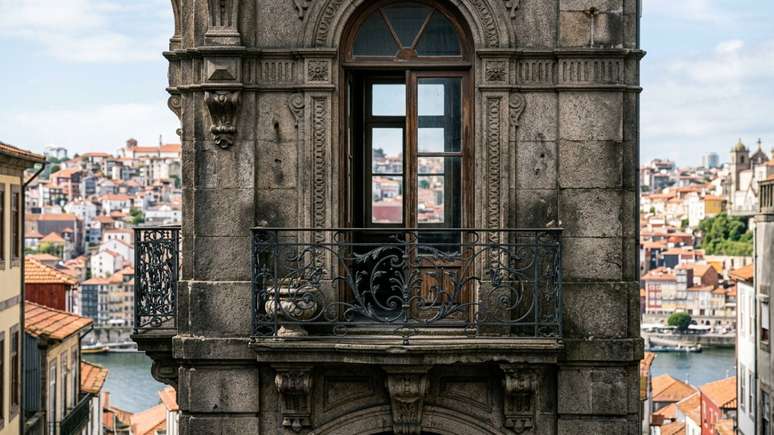 A salvaguarda da UNESCO preserva a autenticidade estrutural da memor&aacute;vel cidade portu&aacute;ria.
