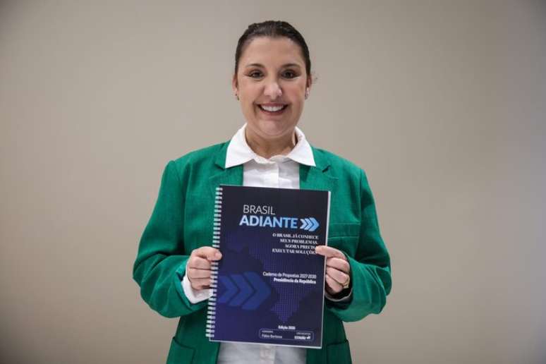 Daniella Marques, do n&uacute;cleo econ&ocirc;mico da campanha de Fl&aacute;vio Bolsonaro, com as propostas do projeto.