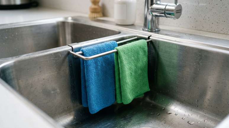 O uso de toalhas de papel descart&aacute;veis em etapas de alto risco biol&oacute;gico elimina focos de cont&aacute;gio com rapidez.