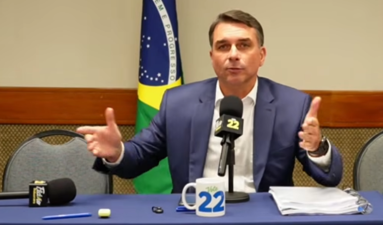Fl&aacute;vio Bolsonaro em entrevista na live