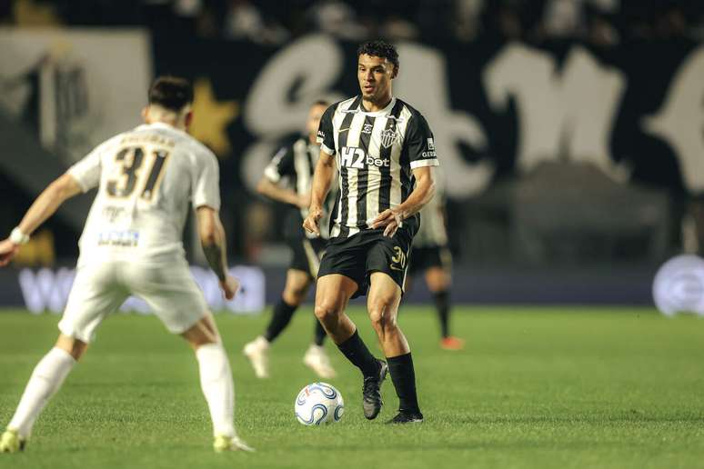 Victor Hugo entrou contra o Santos, mas machucou o p&uacute;bis &ndash;