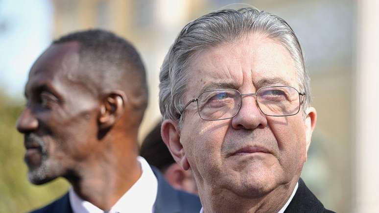 Bally Bagayoko (&agrave; esquerda) e o candidato presidencial Jean-Luc M&eacute;lenchon manifestaram apoio ao direito dos estudantes de protestar
