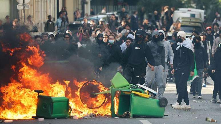 Os protestos se espalharam por toda a Fran&ccedil;a, e alguns estudantes universit&aacute;rios agora est&atilde;o se juntando a eles