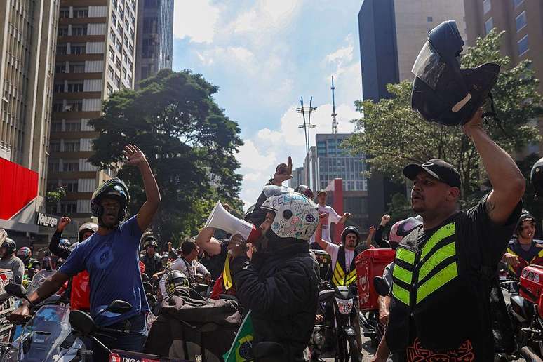 Trabalhadores plataformizados n&atilde;o s&atilde;o apenas os entregadores ou motoristas e app, mas todos com trabalho ligado &agrave;s redes sociais, diz Pinheiro-Machado