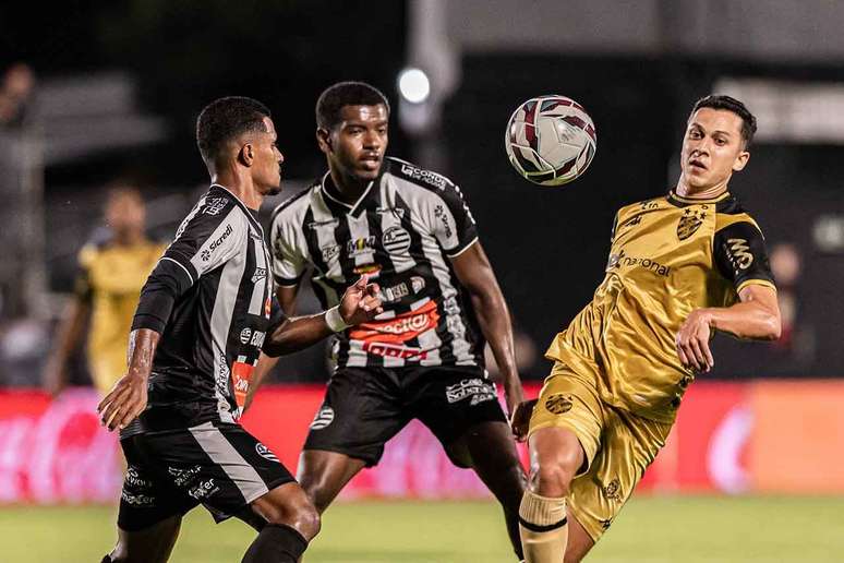 Sport, de amarelo, vai at&eacute; S&atilde;o Jo&atilde;o del Rei e vence o Athletic.&nbsp; Assim, se aproxima do G6.