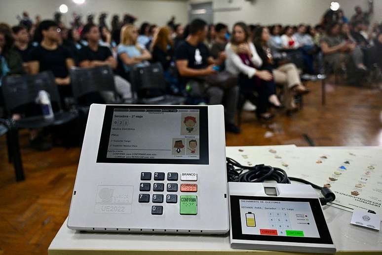 Urna eletr&ocirc;nica em uma demonstra&ccedil;&atilde;o t&eacute;cnica do Tribunal Superior Eleitoral do Brasil em uma escola p&uacute;blica de Bras&iacute;lia, em 3 de agosto de 2026