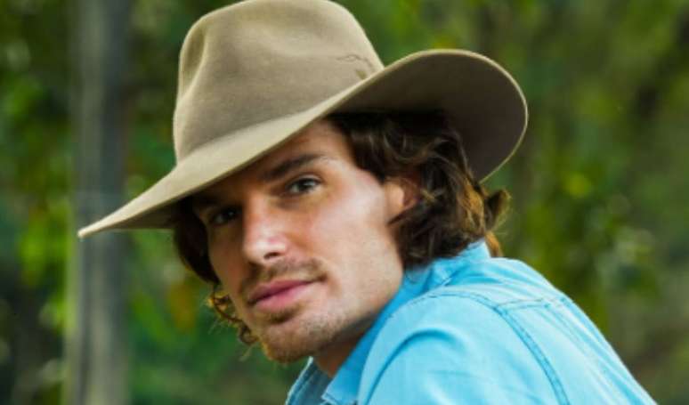 Jônatas Faro revela em A Fazenda 18 que tem relação com outro homem, Paulo Mesquita.